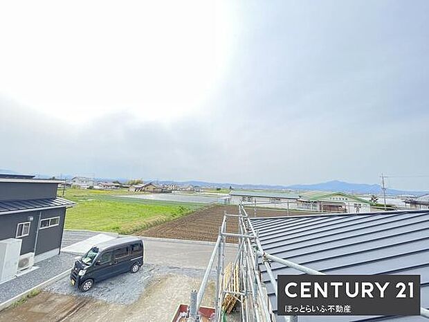 広がる青空と開放的な風景が魅力の眺望です。遠くに見える山々が日々の暮らしに癒しを与えてくれます。ゆったりとした時間を感じられるこの場所で新しい生活を始めてみませんか。