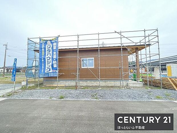 新築物件の外観が未来の可能性を広げます。広々とした敷地が印象的です。各種用途に対応できる設計が魅力です。