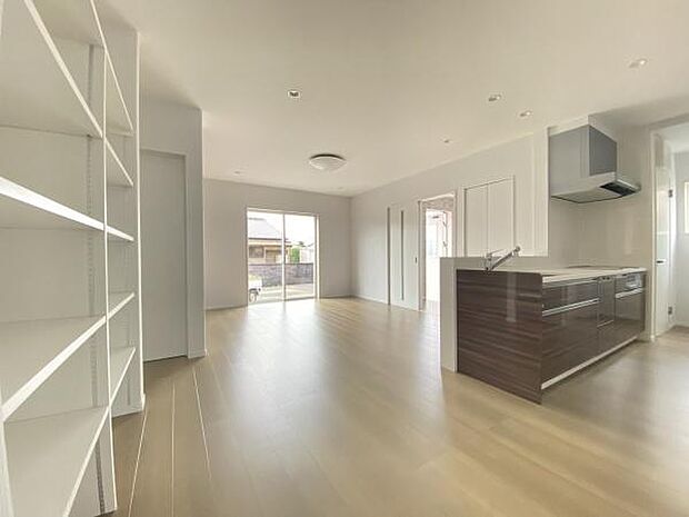 広々としたリビングが開放感を演出しています。大きな窓から自然光がしっかり入ります。シンプルな内装で自分好みにアレンジしやすい空間です。収納棚も備え付けられており整理整頓に便利です。