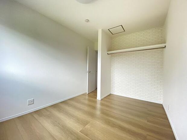 ナチュラルな木目調のフローリングが温かみを演出しています。壁面クロスは明るく開放感のある空間です。奥行きのあるクローゼットが設けられ収納に便利です。天井も高く圧迫感を感じにくい洋室です。