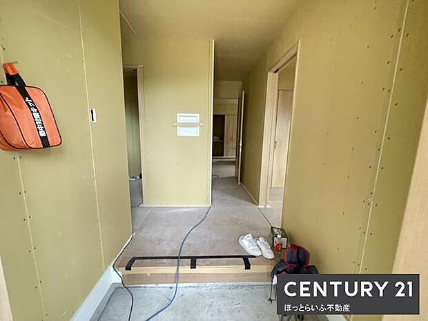 広がる空と緑が印象的な現地からの眺望です。開放感のある立地が魅力となっています。周囲の景色をしっかりと楽しめる場所です。敷地の雰囲気も明るく空間のゆとりを感じられます。