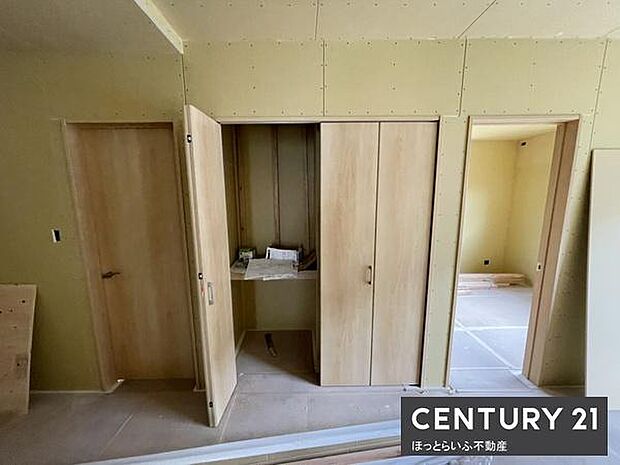 シンプルで無駄のない廊下スペースが特徴です。室内の骨組みがよく見える状態でリフォームやリノベーションの可能性を感じさせます。小窓から柔らかい光が差し込む廊下です。生活動線も意識した造りとなっています。