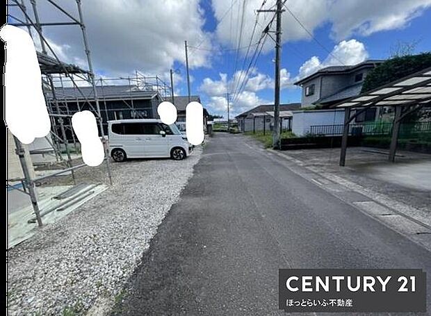 前面道路が広めで車の出入りがしやすい環境です。周辺に住宅が並び落ち着いた雰囲気が感じられます。舗装された道路で通行がスムーズです。駐車スペースも確保しやすい現地写真となっています。