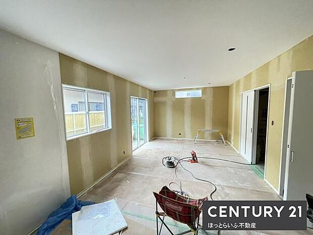 リビング空間は採光に優れた二面採光の設計です。室内には作業しやすい動線が確保されています。今後の仕上げによりお好みの空間づくりが楽しめます。収納や活用の幅も広がるレイアウトです。