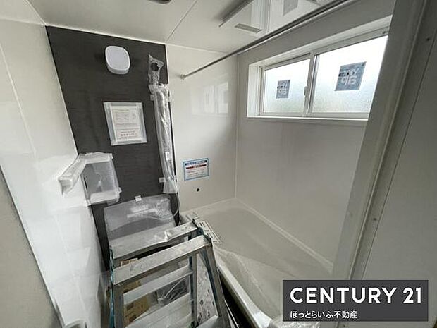 明るさを感じるバスルームです。清潔感のあるカラーリングが印象的です。大きめの窓があり開放感があります。使いやすいレイアウトが魅力的です。設備が新しい印象を受けます。