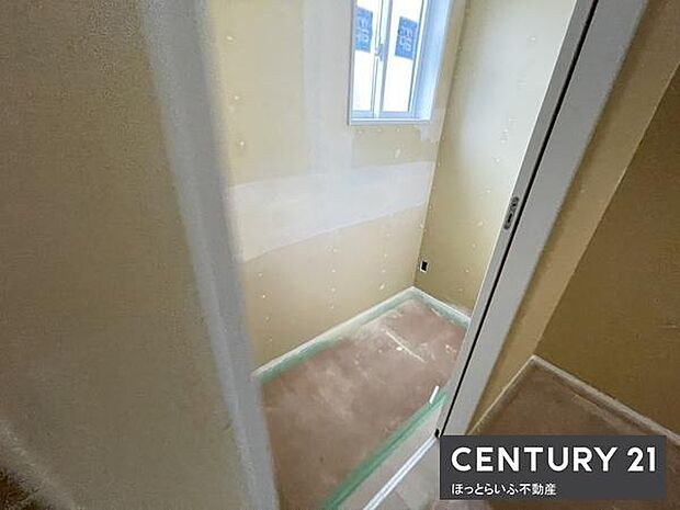 窓が設置されており明るい日差しが差し込むトイレスペースです。壁や床が新しい状態で清潔感があります。シンプルな内装でお手入れがしやすい設計です。開放感のある空間となっています。