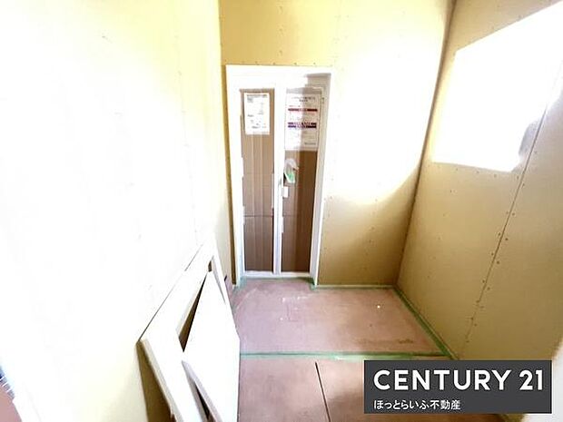 明るい光が差し込む洗面所スペースです。ナチュラルな色合いの内装が特徴です。ドアやパネルなども設置前のため自由度の高さが感じられます。広さが確保されており快適に利用できます。整った空間が印象的です。