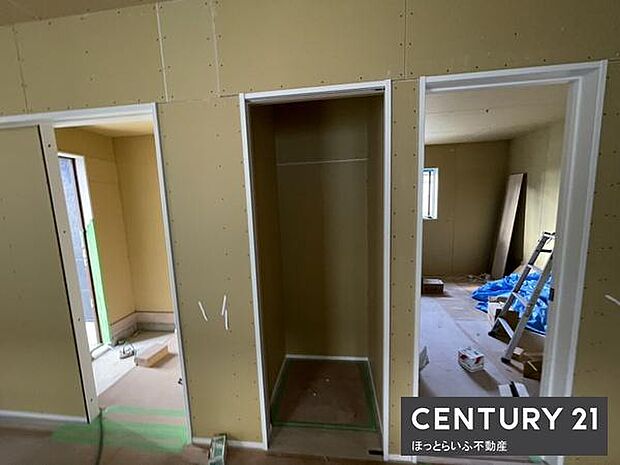 収納スペースが設けられており整理整頓に便利です。建具の位置も使いやすい配置です。複数の部屋にまたがってレイアウトされている点が特徴です。