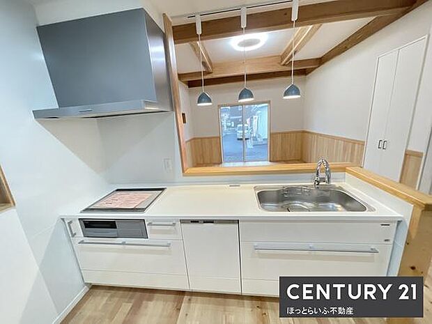 ホワイトを基調としたキッチンが明るい印象です。カウンターの造りで開放感があります。使い勝手の良いIHコンロとシンクが一体化しています。照明や木目調のアクセントも魅力です。収納スペースも充実しています。