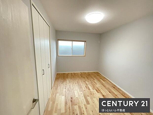 ナチュラルな木目調フローリングが印象的な寝室です。収納スペースも備わっており整理整頓しやすい仕様となっています。シンプルな内装で様々なインテリアに合わせやすい空間です。