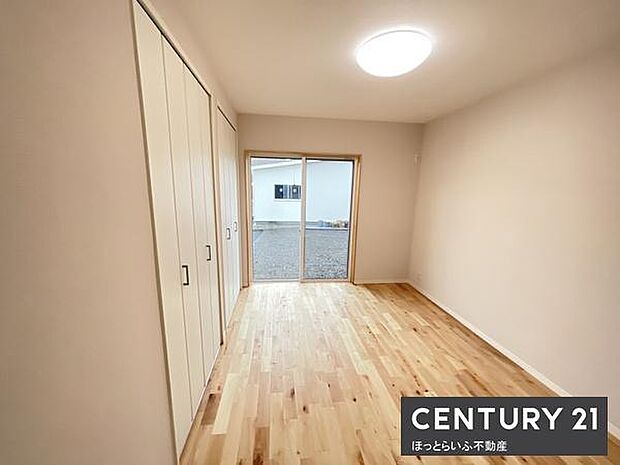 明るい光が差し込む子供部屋です。ナチュラルなフローリングが温かみを感じさせます。収納スペースも充実しており部屋がすっきりと片付きます。バルコニーへ出入りできる引き戸が設置されています。