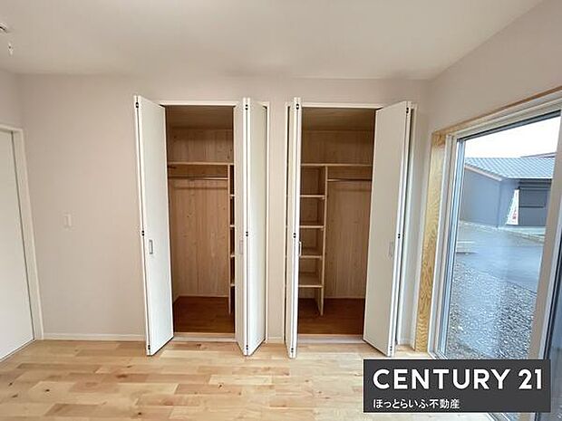 二つのクローゼットが並んでおり衣類や小物などアイテムごとに整理しやすい仕様です。奥行きがあり季節ごとの収納にも対応できます。可動棚も設けられていて使い勝手が良い収納空間です。