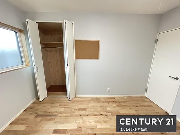 すっきりとした室内に収納スペースが備わっており空間を有効活用できます。クローゼットも充分な広さがあり衣類や荷物も整理整頓しやすいです。窓から自然光が入る明るい雰囲気も魅力です。