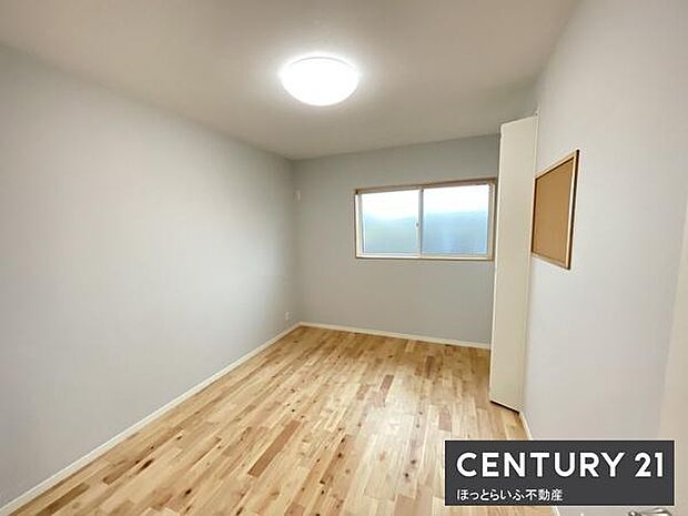 シンプルな内装が特徴の洋室です。窓からの自然光が優しく差し込み明るい印象のお部屋です。ナチュラルなフローリングが空間を引き立てています。白を基調とした壁面が清潔感を演出しています。