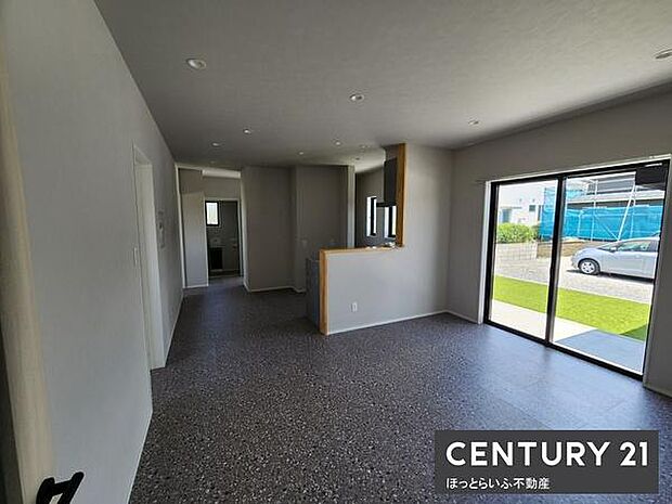 リビングには大きな窓があり室内に明るい陽射しが入ります。シンプルな内装で様々なインテリアが楽しめます。キッチンとリビングが程よく仕切られており使い勝手の良さが感じられます。