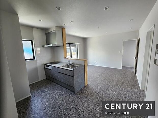 2方向から光が差し込む明るいキッチンです。カウンター付きなので空間が広々と感じられます。シンプルなデザインが魅力でお手入れしやすい仕様です。リビングとのつながりも感じられるレイアウトとなっています。