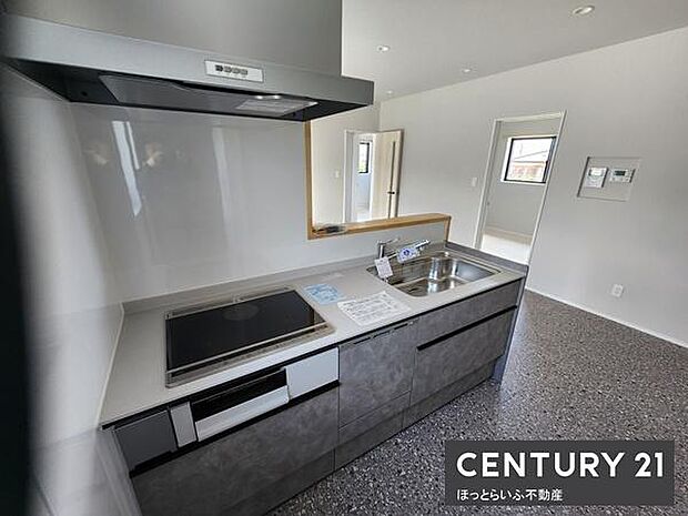 シンプルでスタイリッシュなデザインが特徴のキッチンです。IHクッキングヒーターや広々としたシンクが使いやすさを高めています。収納スペースも豊富で日々の調理も快適に進められます。