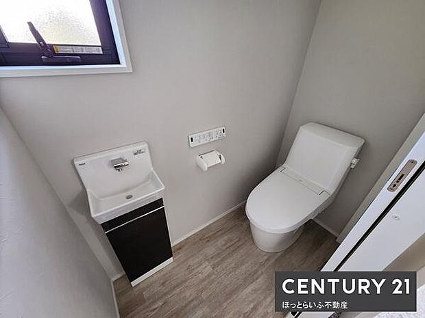 清潔感のあるトイレ空間です。手洗い器が備わっておりスッキリとしたデザインです。窓付きで換気しやすい点もポイントです。室内の明るさもしっかり確保されています。シンプルで落ち着いた雰囲気が魅力です。