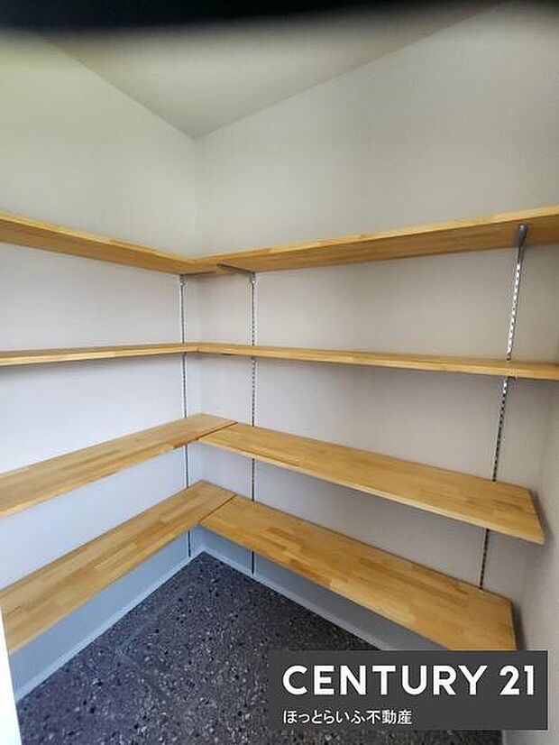 壁面に設けられた可動棚が特徴の収納スペースです。高さを調整できるため様々な物を整理しやすい設計です。奥行きがしっかりと確保されており広々としたスペースが魅力です。