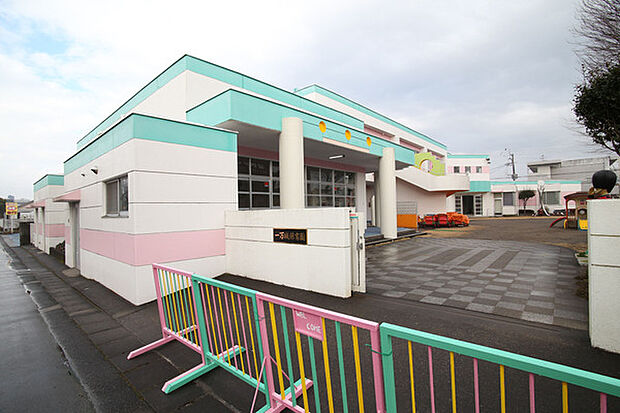 一万城保育園まで2131m、乳児室(調乳室・沐浴室)・保育室・全室冷暖房完備・多目的ホール・調理室・事務室・大型総合遊具・AEDなど