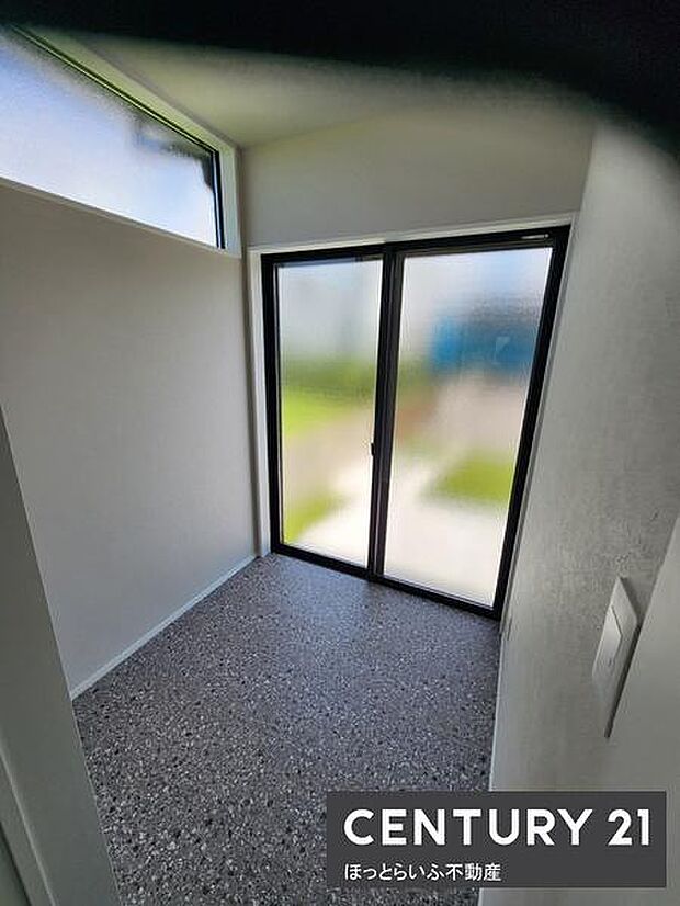 二面採光の明るさが特徴的な空間です。ガラス扉から自然光がしっかり差し込みます。シンプルな内装でコーディネートしやすい設計です。小窓付きで換気もスムーズに行えます。幅広い用途に利用可能なスペースです。