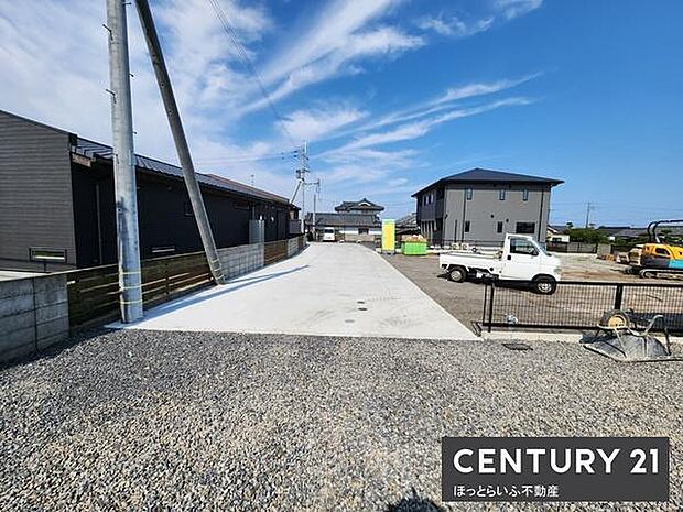 前面道路が広く車の出入りがしやすい設計です。住まいの前にゆとりのある空間が確保されています。周囲も静かで落ち着いた雰囲気が感じられます。新しい住宅が立ち並ぶエリアです。