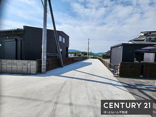 周囲には整った新しい住宅が立ち並びすっきりとした街並みが印象的です。前面道路は幅が広く車の出入りもスムーズに行えます。天候が良い日には明るい日差しが差し込み周辺環境の開放感を感じられます。