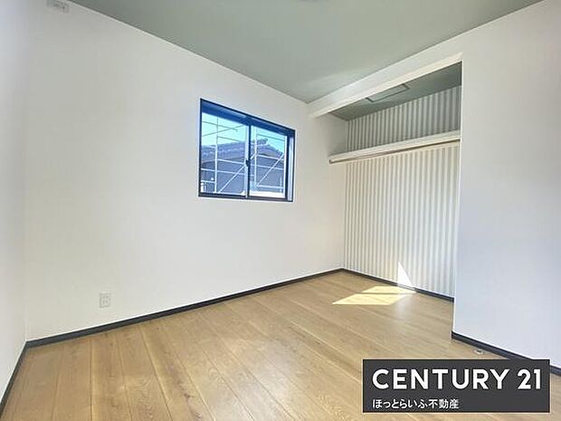 明るいリビングは大きな窓から自然光が差し込む心地よい空間です。シンプルな内装がさまざまなインテリアに合わせやすいです。クローゼットスペースも備えられており機能的な間取りとなっています。