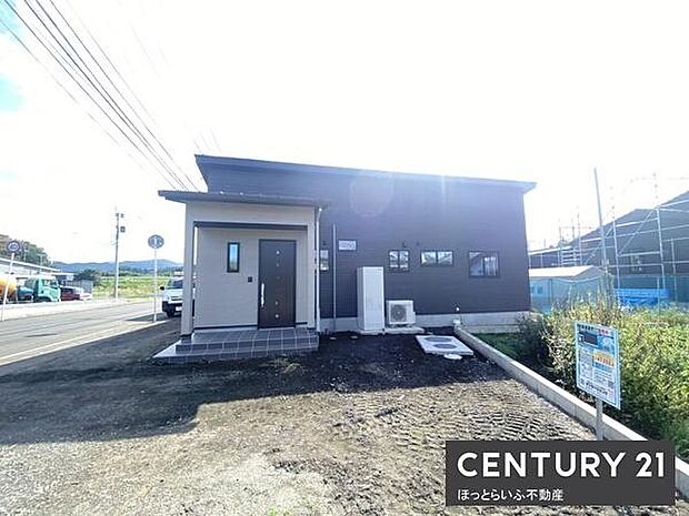 現地からの眺望が開放的で明るい日差しを感じられます。前面に遮るものがなく空の広がりが印象的です。自然や周囲の風景がしっかり見渡せます。周囲の環境を活かした立地です。