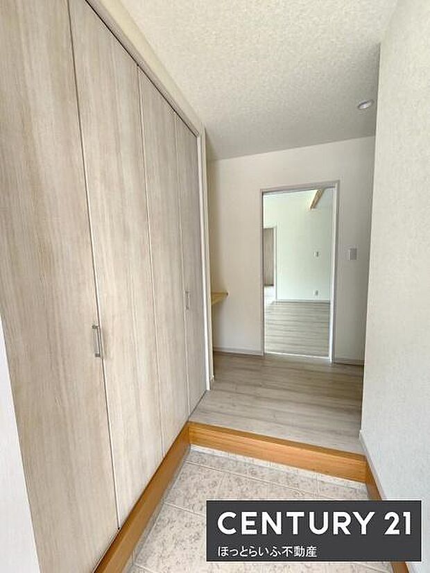 玄関には大きな収納スペースが備わっています。明るい内装で清潔感のある空間です。段差が緩やかなので使いやすい玄関となっています。