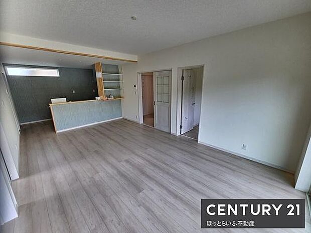 広々としたリビングはゆとりある空間設計が魅力です。明るいフローリングが室内を開放的に演出します。キッチンとのつながりも良く日々の動線も快適です。