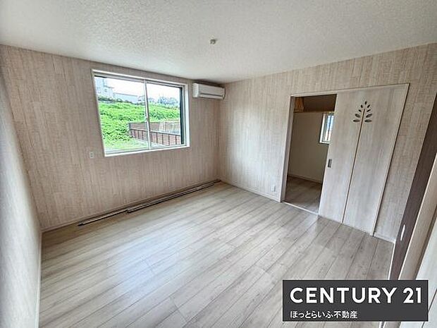 大きな窓から自然光が注ぎ室内が明るく感じられる寝室です。シンプルな内装でどんなインテリアにも合わせやすい空間となっています。エアコンが設置されており一年を通して快適に過ごせます。