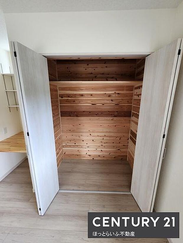 扉を開けると奥行きのある収納スペースが広がります。木目調の内装が特徴的で統一感があります。棚が設置されておりさまざまな物を整理しやすい仕様です。クローゼット内が明るく見やすいのも魅力です。