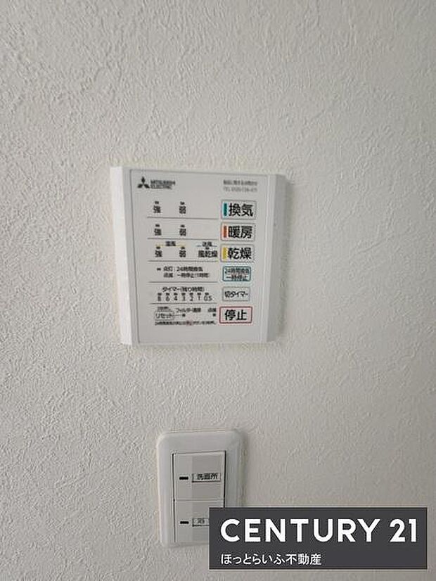 壁に設置された操作パネルは換気や暖房乾燥などの機能を簡単に切り替えることができます。シンプルなデザインで視認性に優れています。多機能ながら操作も分かりやすい設計です。