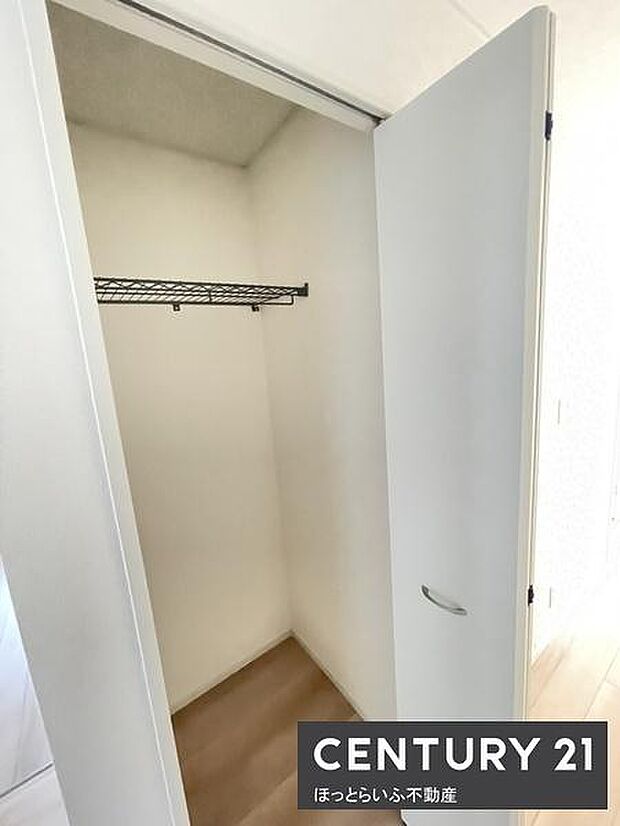 シンプルなデザインでお部屋をすっきりと使うことができます。奥行きがあるため荷物の収納にも便利です。扉付きなので目隠し効果も期待できます。上部の棚も活用できます。