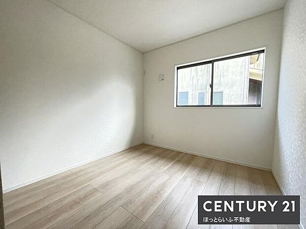 シンプルな内装で家具の配置がしやすい洋室です。明るいフローリングが空間をすっきりと見せてくれます。窓からの光が差し込むため室内が明るい印象です。壁面は余計な装飾がなく用途に合わせて使いやすい設計です。