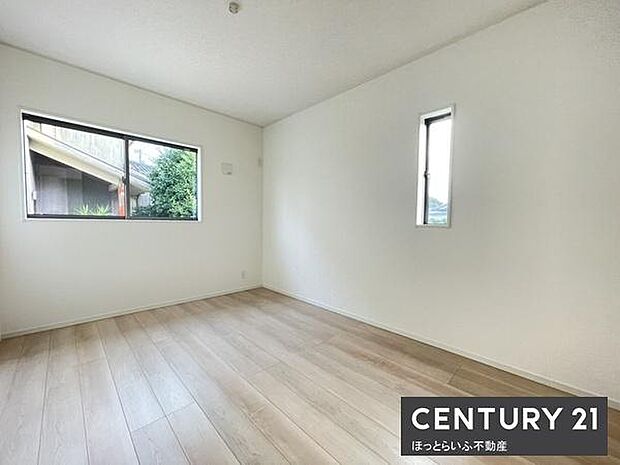 二面採光で明るい洋室です。シンプルな内装が魅力的です。ナチュラルなフローリングが落ち着いた雰囲気を演出しています。家具の配置がしやすい形状です。