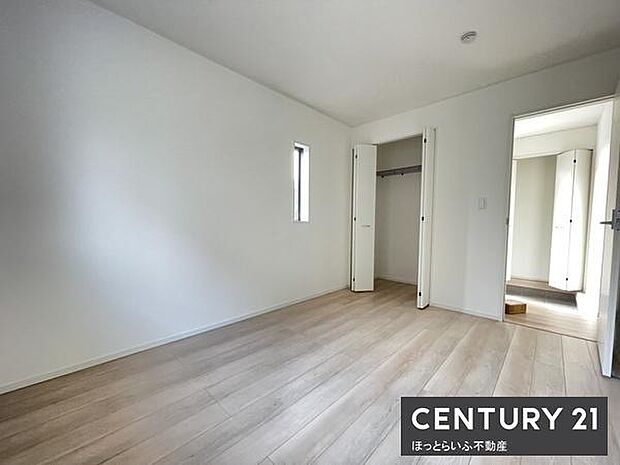 シンプルな内装で家具の配置がしやすい洋室です。クローゼット付きで収納スペースも確保されています。窓付きで自然光が差し込み室内が明るい印象です。すっきりとしたデザインが特徴です。