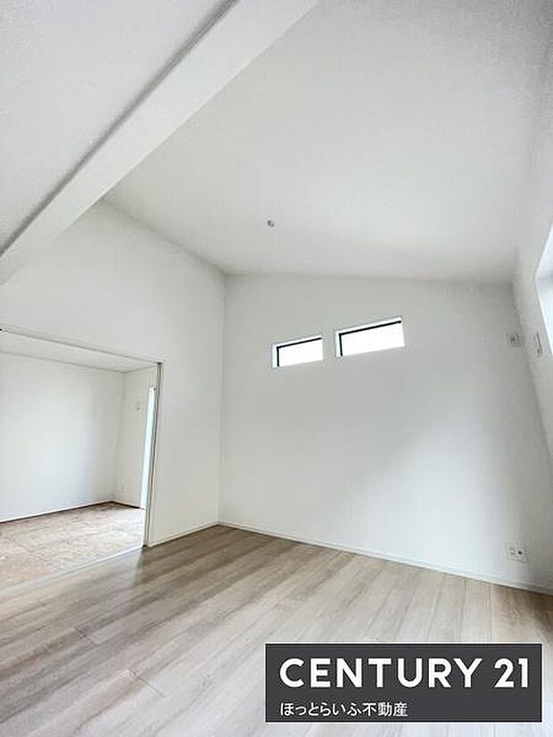 天井が高く開放感のある洋室です。二つの小窓から自然光が入り明るい雰囲気を演出しています。シンプルな内装でインテリアのアレンジもしやすい空間です。