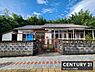 外観：現地土地写真では広い敷地と独立した住居の様子がよく分かります。前面道路も整備されており開放感があります。植栽が豊かで自然を感じられる環境です。外壁や門構えも趣のある雰囲気を演出しています。