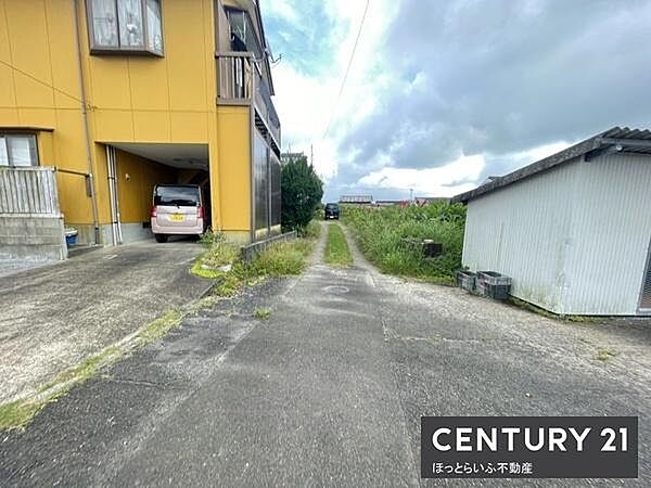 現地土地写真からは敷地へのアプローチがわかりやすく隣接する建物との距離感や奥行きも確認できます。道路に面した立地のため車の出入りもしやすい配置です。周囲の環境や空の広がりも写真から伝わります。