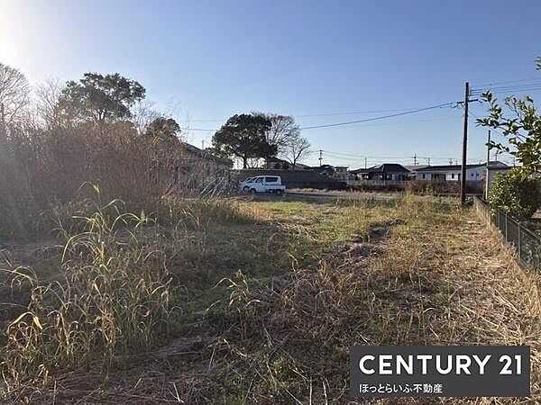 陽当たりの良い現地土地写真です。周辺には住宅が立ち並び落ち着いた雰囲気が感じられます。敷地も広く使い勝手に配慮しやすい形状です。道路にもアクセスしやすく車の出入りがしやすい立地となっています。