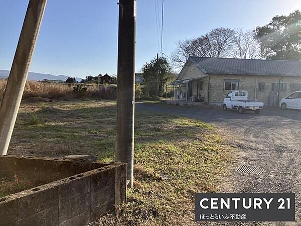 開放感のある現地土地写真です。日当たりが良好で広々とした敷地が広がっています。周囲は落ち着いた雰囲気が感じられます。道路沿いのため車でのアクセスも便利です。