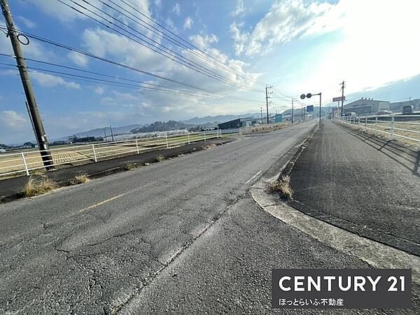 見通しの良い前面道路が広がり安心して通行いただけます。周辺は開放感があり圧迫感を感じにくい環境です。道路沿いにはフェンスが設置されており周囲もすっきりとしています。