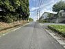 その他：前面道路は幅が広く車の通行もしやすい環境です。周囲には木々が多く自然を感じられる落ち着いた雰囲気です。舗装もしっかりしており歩道も確保されています。現地写真で道路の状態がよくわかります。
