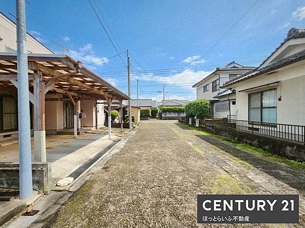 前面道路は広々としており車の出し入れがしやすい環境です。周囲には住宅が立ち並び落ち着いた雰囲気が感じられます。舗装された道路は状態が良く日当たりもしっかり確保されています。