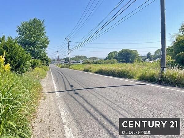 前面道路は見通しがよく周辺は自然に囲まれた落ち着いた環境です。電柱や電線も整然と配置されています。道路幅も十分に確保されており車の通行も安心です。周囲の緑が季節感を感じさせます。