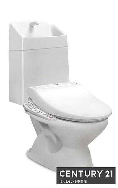 シンプルなデザインで清潔感のあるトイレです。操作パネルが備わっており使いやすさが感じられます。タンク上部には手洗いスペースも用意されています。空間に余裕がありお手入れも簡単です。