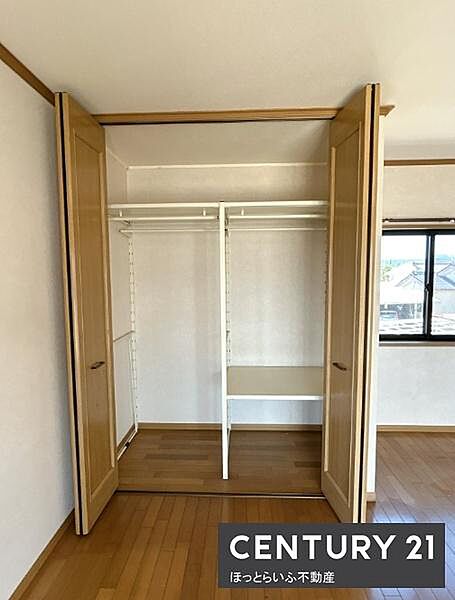 両開きの扉で荷物の出し入れがしやすい収納スペースです。内部にはハンガーポールが設置されており衣類の整理に便利です。床までしっかりと使える奥行きがあり収納力があります。
