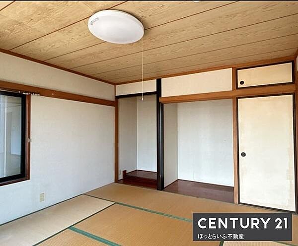 和室ならではの落ち着いた雰囲気が感じられる一室です。押入れや天袋が備わっているため収納スペースも確保できます。大きな窓があり採光もしっかりしています。天井や柱の木目も魅力の一つです。